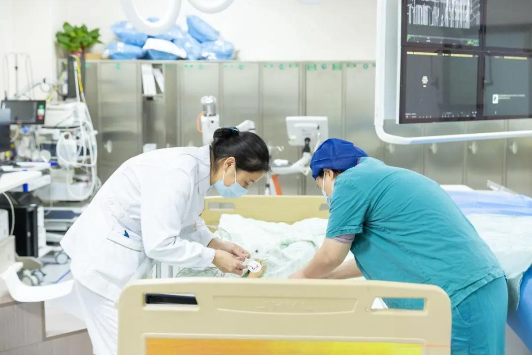 「暴心」突袭，孩子心脏濒临崩溃！他们奔波 400 公里救娃