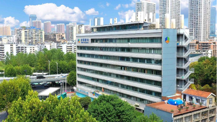 老人白内障手术后视物模糊 武汉普瑞眼科多学科会诊解决屈光意外