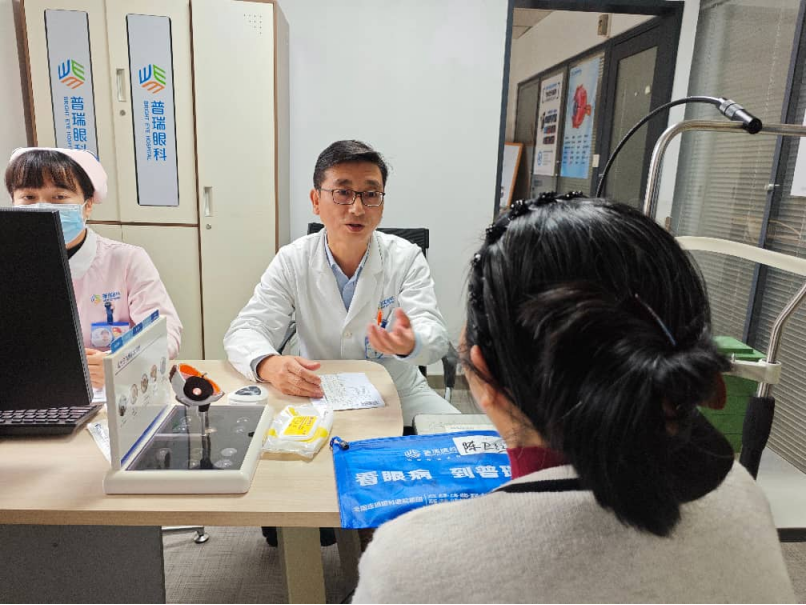 老人白内障手术后视物模糊 武汉普瑞眼科多学科会诊解决屈光意外
