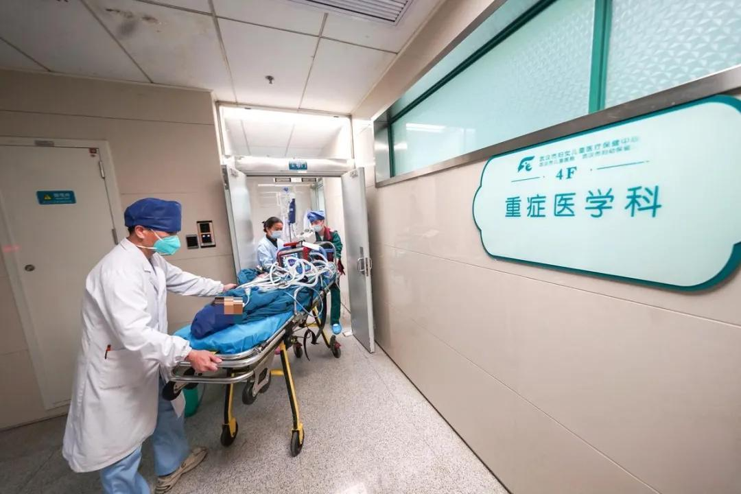 「暴心」突袭，孩子心脏濒临崩溃！他们奔波 400 公里救娃