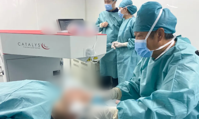 北京华厦民众眼科医院为高龄患者成功实施飞秒激光辅助白内障手术并植入老视矫正型人工晶状体