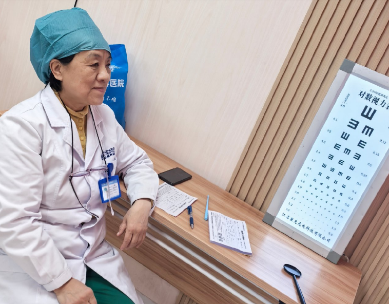 寒假近视防控 守护「睛」彩未来｜北京华厦民众眼科医院走进社区开展青少年近视防控公益活动