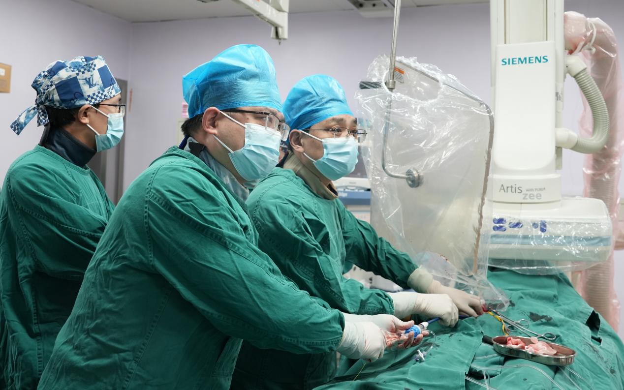 全国首批！亚心医院成功实施经导管主动脉瓣 TaurusTrio 植入术