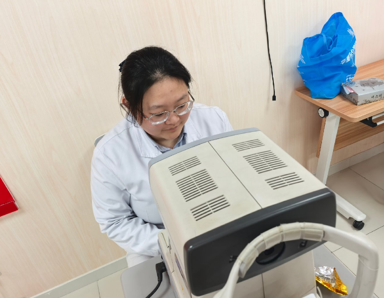 寒假近视防控 守护「睛」彩未来｜北京华厦民众眼科医院走进社区开展青少年近视防控公益活动