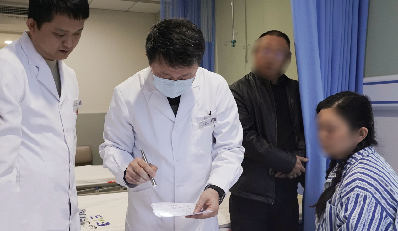 多发性硬化突袭视神经，超高度近视+斜视双重夹击，联合手术力挽危局！