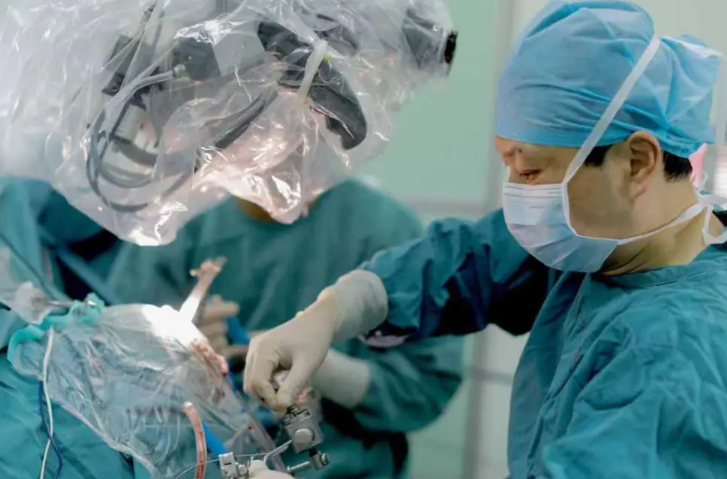 肚子「破洞」内脏裸露的宝宝，被他们「抢」回来了！