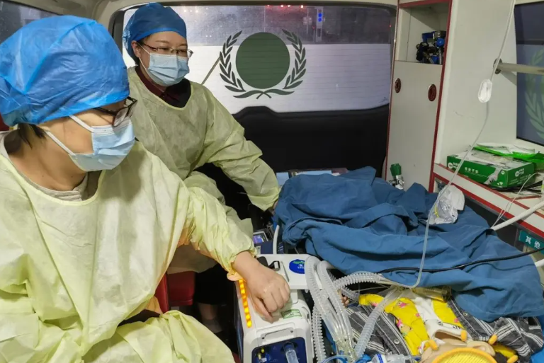 肚子「破洞」内脏裸露的宝宝，被他们「抢」回来了！