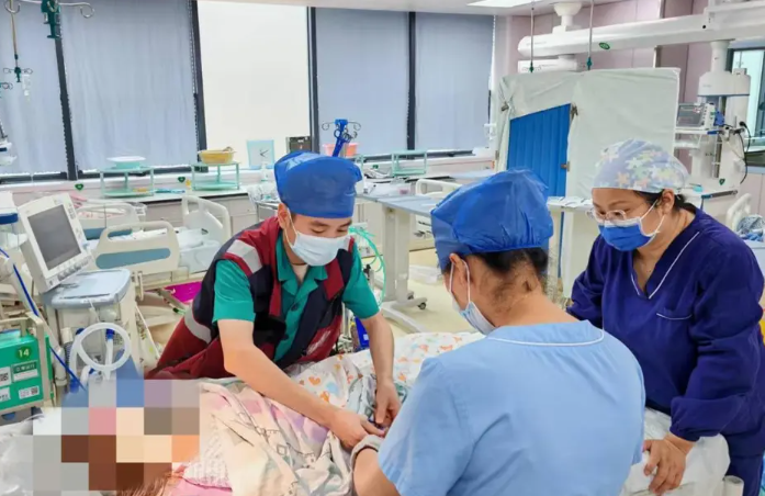 肚子「破洞」内脏裸露的宝宝，被他们「抢」回来了！