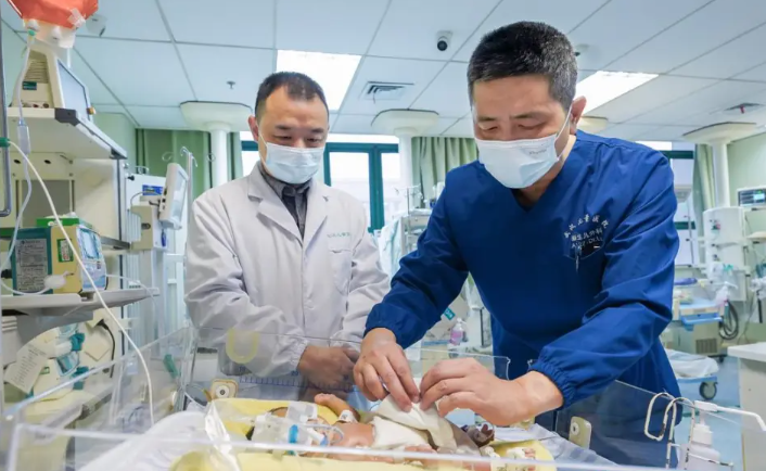 肚子「破洞」内脏裸露的宝宝，被他们「抢」回来了！