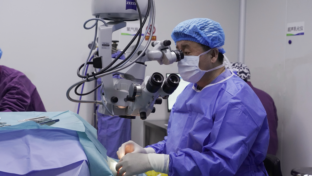 多发性硬化突袭视神经，超高度近视+斜视双重夹击，联合手术力挽危局！