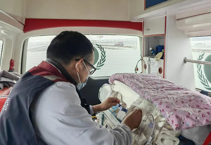 肚子「破洞」内脏裸露的宝宝，被他们「抢」回来了！