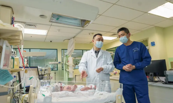 肚子「破洞」内脏裸露的宝宝，被他们「抢」回来了！