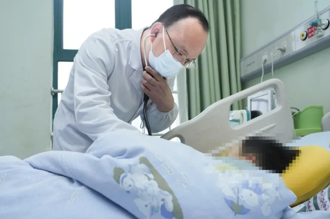 肚子「破洞」内脏裸露的宝宝，被他们「抢」回来了！