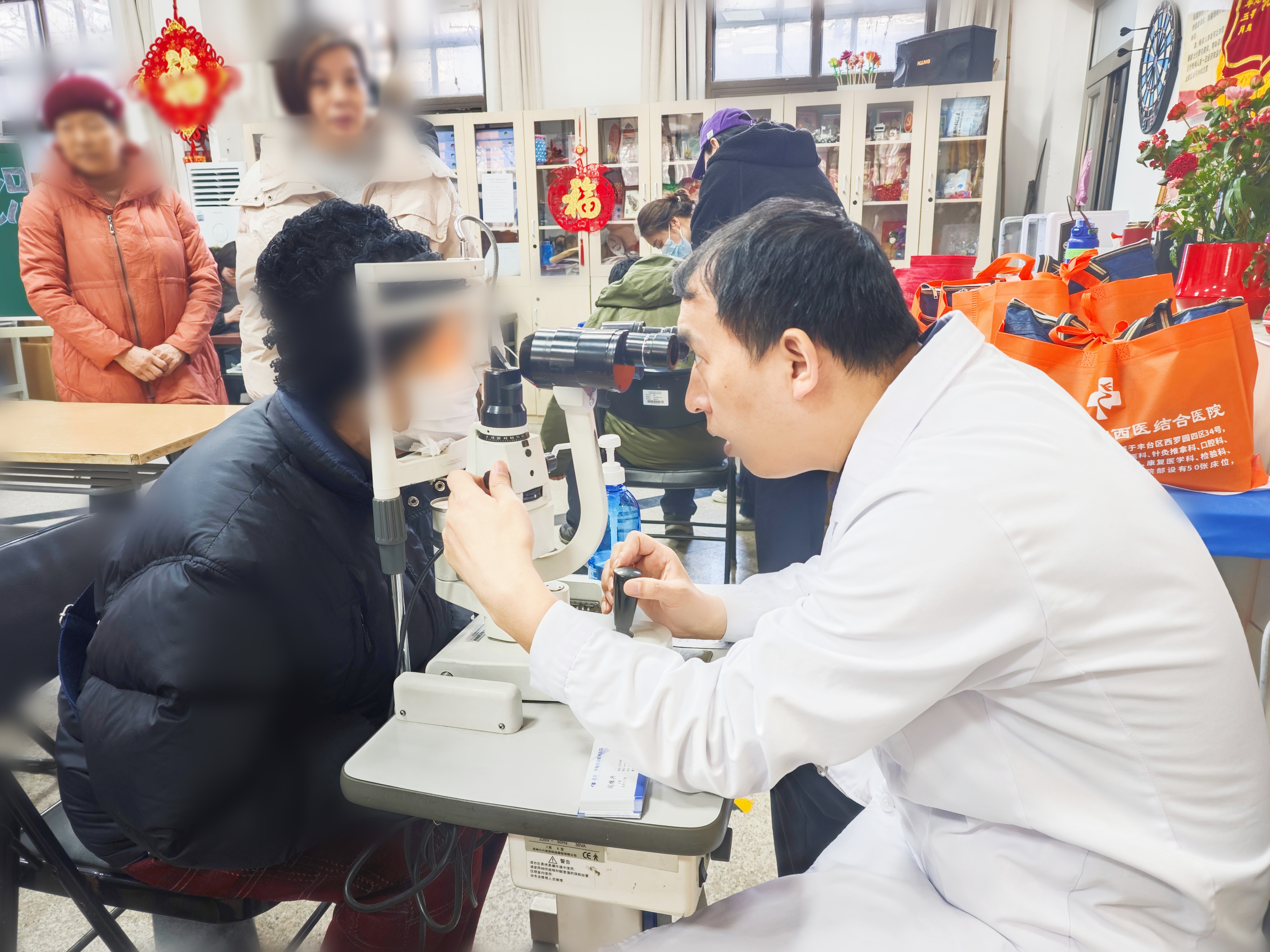 北京华厦民众眼科医院受邀走进马家堡街道开展眼健康公益服务，为残障人士带来光明与希望