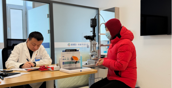 别硬扛!高度近视+老花眼,「应矫尽矫」才是护视关键