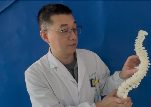 10 年矫治，武汉医生帮女孩拉直「乱成麻」的脊柱