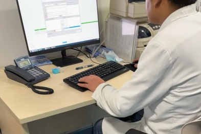 天佑医院护士陈奕佳地铁站紧急施救，她的善举获市 12320 热线表扬