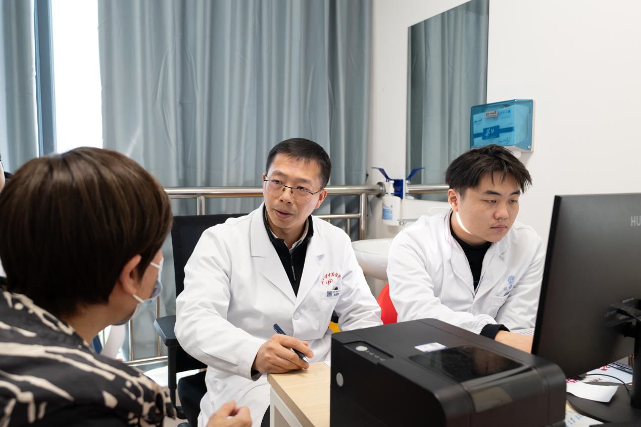 地铁口直通诊室！院内免费摆渡！  武大中南医院破解就诊最后百米难题