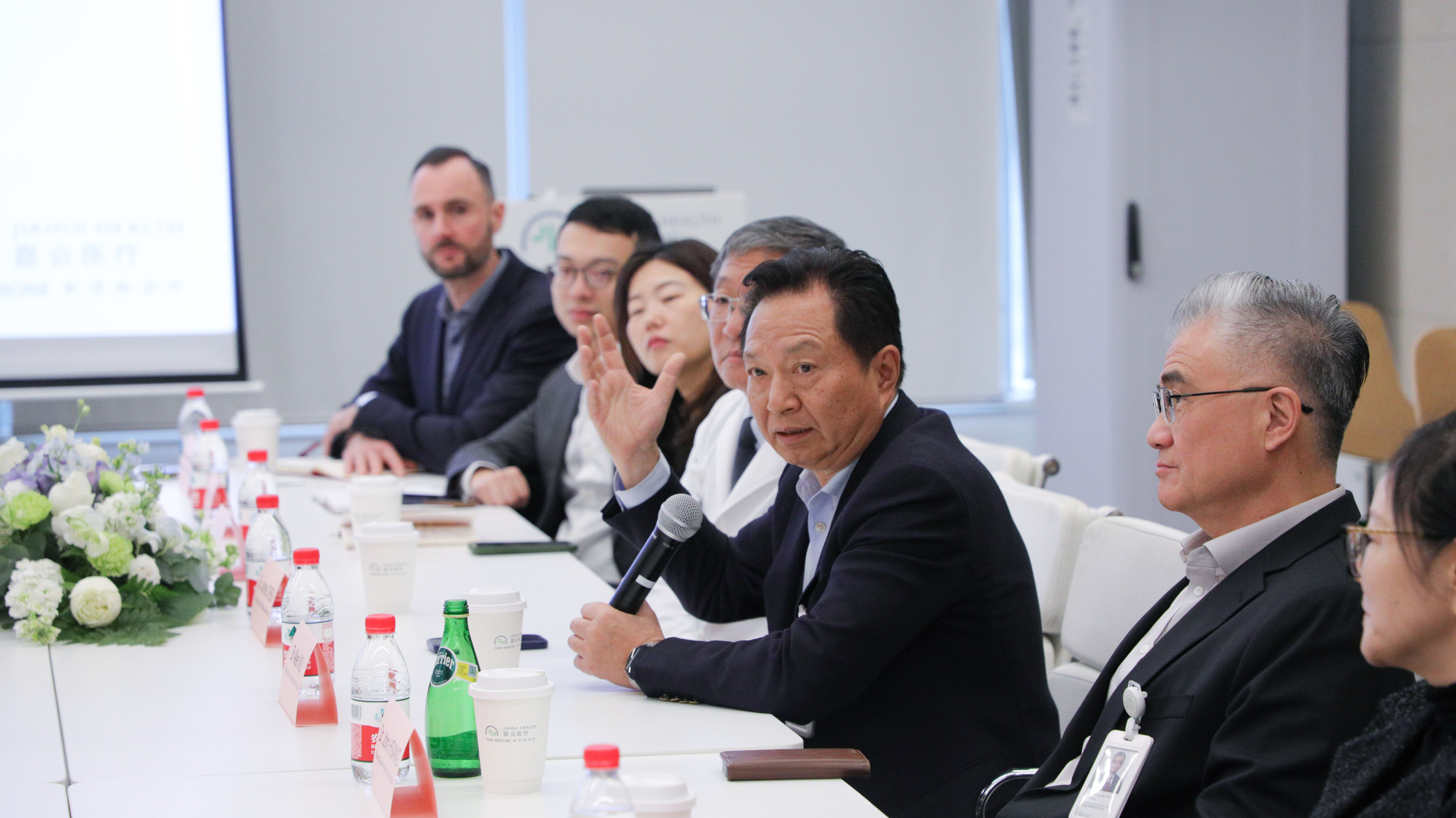 新加坡高级别代表团参访嘉会医疗 共探数字医疗与 AI 临床应用领域