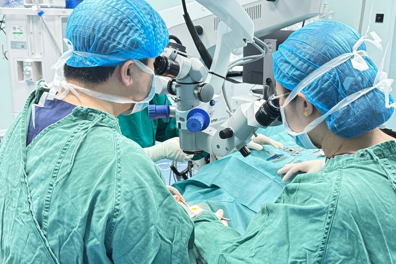 7 岁女童歪头视物背后藏隐情,眼科手术助其缓解眼球震颤困扰