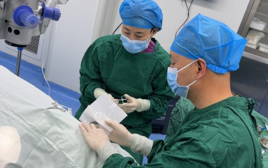 全国首批！宜昌首批！宜昌华厦眼科成功开台 EVO+ ICL-V5 晶体植入手术！