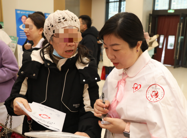「平时没空看的小毛病，今天一次问明白了！」  中南医院「地铁口直通义诊台」获市民点赞