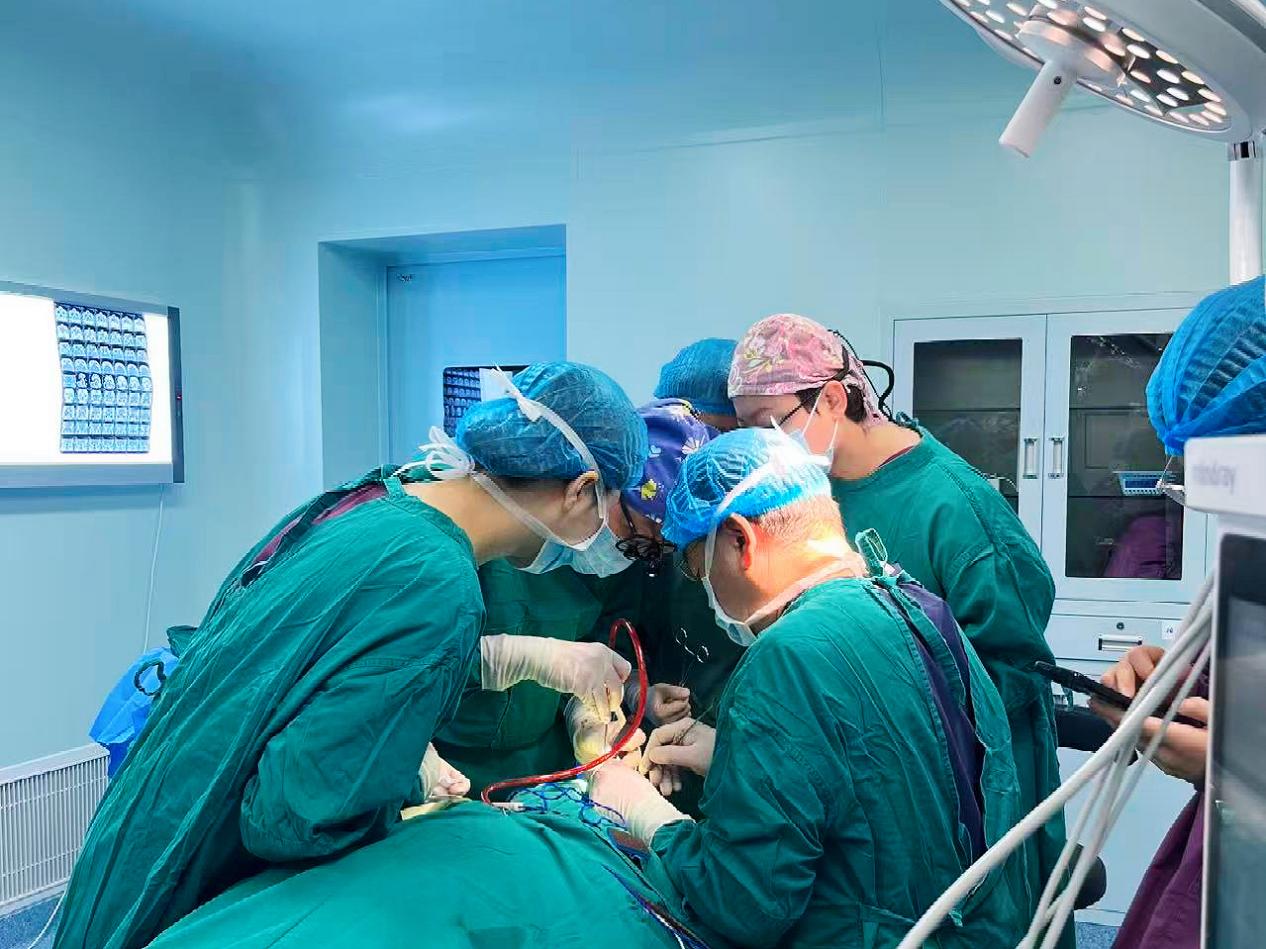 惊险！男子被飞溅 2 厘米金属异物贯穿左眼眶！专家团队另辟蹊径保视力