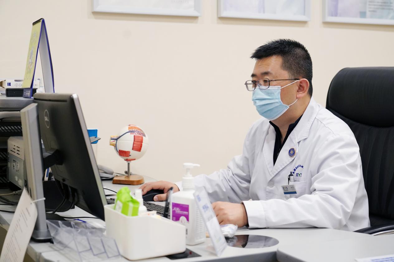 与失明赛跑!视网膜脱离突袭六旬阿姨,24 小时绿色通道紧急手术抢光明