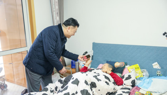 医者仁心跨过医院门槛,八旬老人家中迎来特殊客人