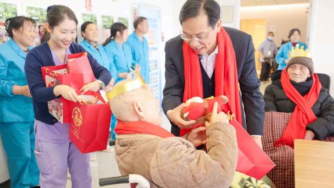 12 位老人集体过生日，最高龄 92 岁！院长带队来祝寿