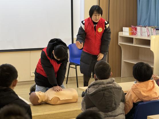 「银苗守护，暖冬同行」——南大二附院重症护理团队走进 SOS 儿童村开展科技志愿服务