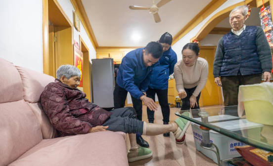 医者仁心跨过医院门槛,八旬老人家中迎来特殊客人