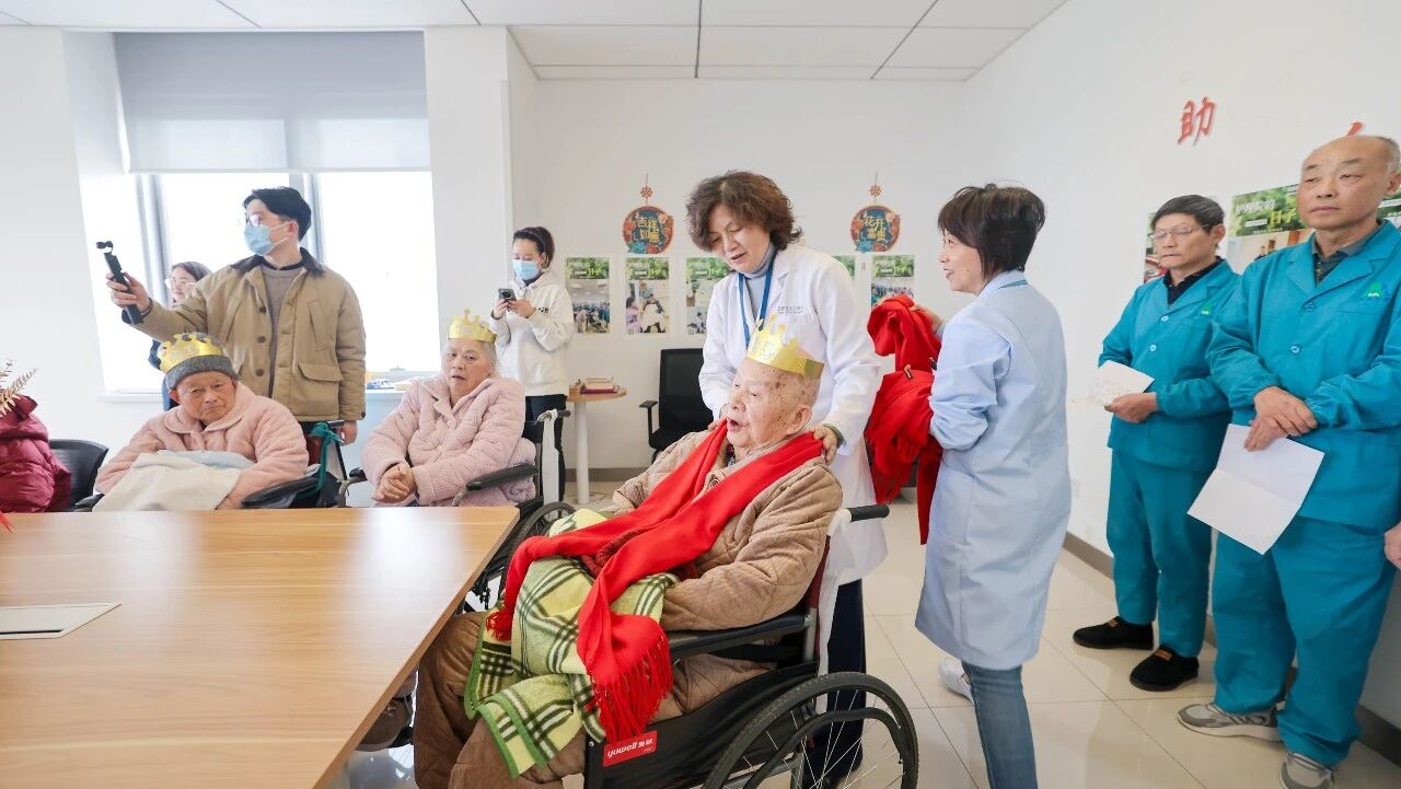 12 位老人集体过生日，最高龄 92 岁！院长带队来祝寿