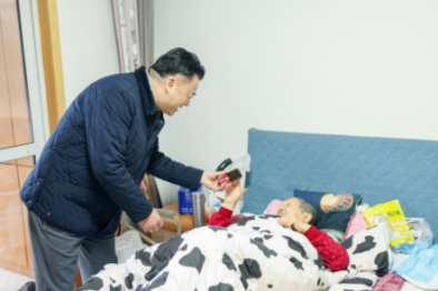 医者仁心跨过医院门槛，八旬老人家中迎来特殊客人