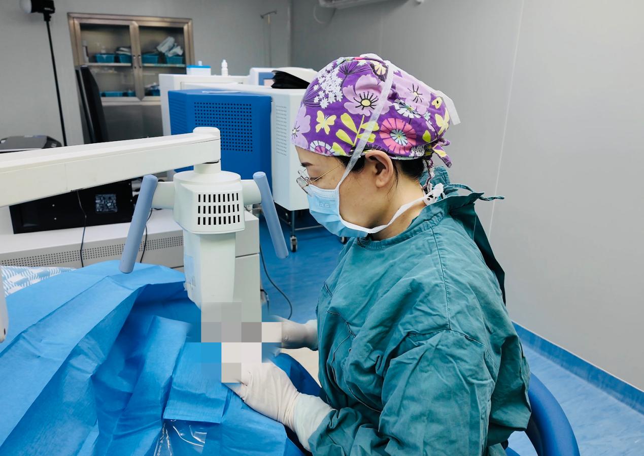 15 岁男孩常揉眼致视力严重下降，一查竟患上圆锥角膜