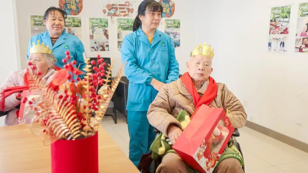 12 位老人集体过生日，最高龄 92 岁！院长带队来祝寿