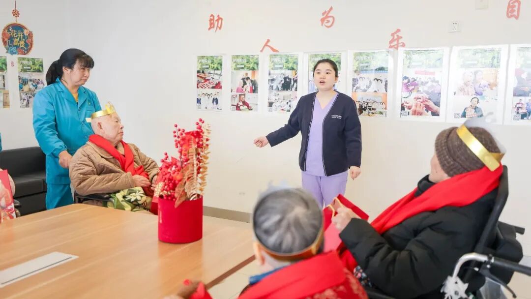 12 位老人集体过生日，最高龄 92 岁！院长带队来祝寿