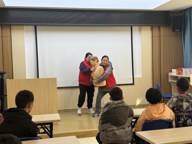 「银苗守护，暖冬同行」——南大二附院重症护理团队走进 SOS 儿童村开展科技志愿服务