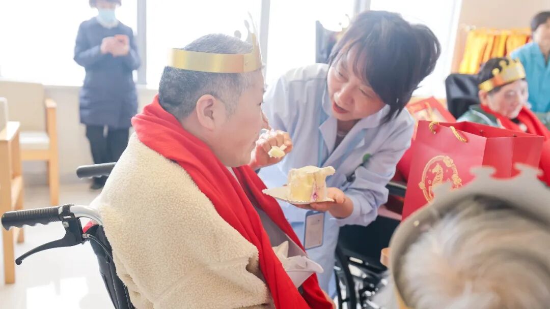 12 位老人集体过生日，最高龄 92 岁！院长带队来祝寿