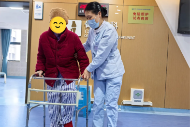 黔江中心医院关节科成功为 93 岁高龄患者实施髋部骨折手术！