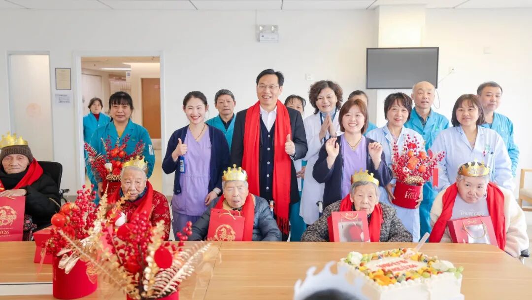 12 位老人集体过生日，最高龄 92 岁！院长带队来祝寿