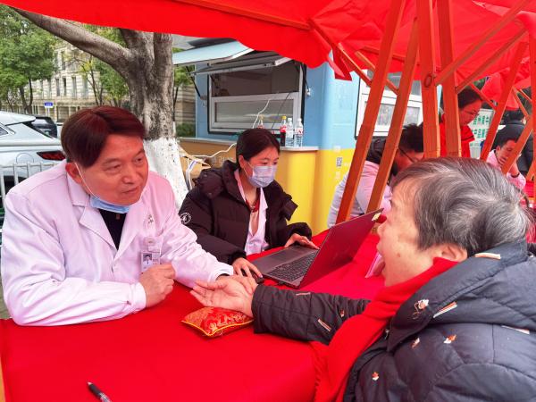 重庆松山医院启动「繁星计划」：走进 100 家社区企业，开展 100 场公益活动