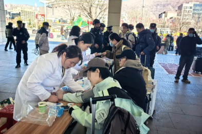 爱暖旅途 平安返乡——西藏阜康雪域天使志愿者护航春运