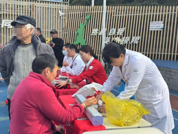 重庆松山医院启动「繁星计划」：走进 100 家社区企业，开展 100 场公益活动