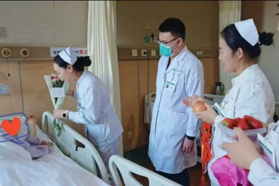 无蛋糕的生日 有温度的守护｜燕达医院普外科一病区暖心陪伴住院老人