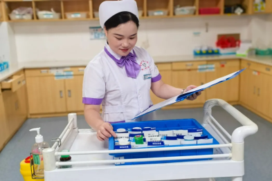 一跪彰显医者仁心 大爱温暖两座城池——我院护士杨丹南京救人事迹引发强烈社会反响