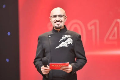 全球直播镜头前，浙大四院医生登上央视春晚！也门籍医生阿马尔与成龙同台唱响《We Are The World》