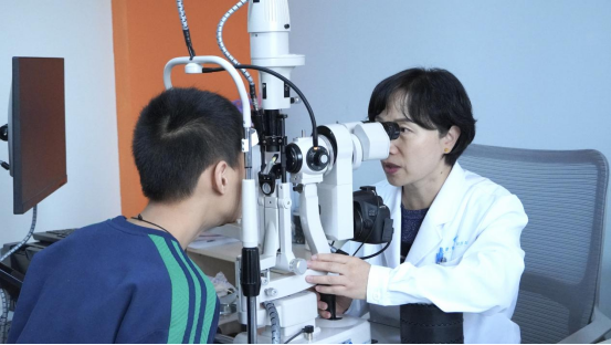 孩子看书串行、眯眼,不只是「近视」那么简单