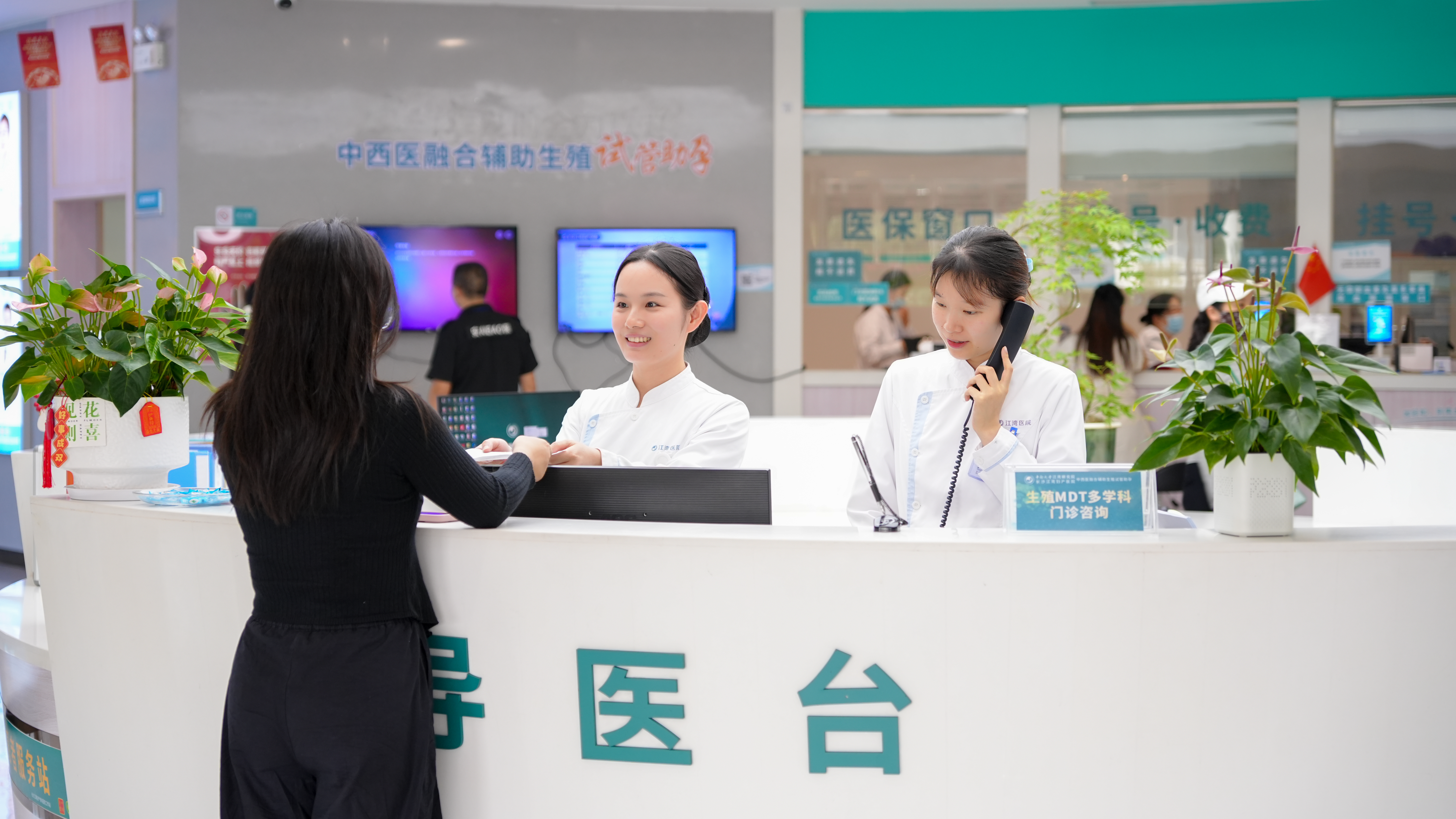 江湾试管百科：胚胎移植进宫的那刻，你的身体在悄悄做什么？