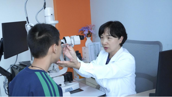 孩子看书串行、眯眼,不只是「近视」那么简单